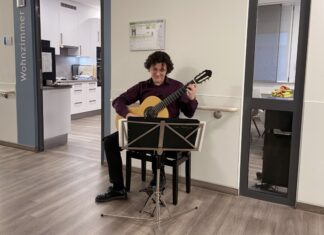Ivan Praljak erfreute Patientinnen, Patienten und Angehörige auf der Palliativstation des Florence-Nightingale-Krankenhauses mit seinem Gitarrenspiel. Foto: Kaiserswerther Diakonie