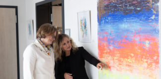 Die Künstlerin Annette Sandt (rechts) hat Bürgermeisterin Klaudia Zepuntke (links) ihre Kunstwerke im Friederike Fliedner Hospiz Kaiserswerth gezeigt. Foto: Kaiserswerther Diakonie/Frank Elschner