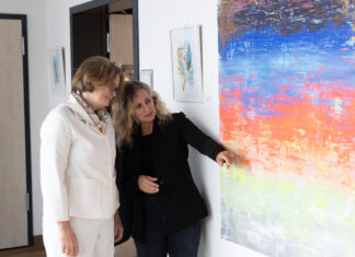 Die Künstlerin Annette Sandt (rechts) hat Bürgermeisterin Klaudia Zepuntke (links) ihre Kunstwerke im Friederike Fliedner Hospiz Kaiserswerth gezeigt. Foto: Kaiserswerther Diakonie/Frank Elschner