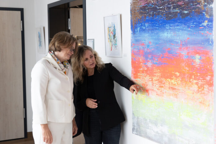 Die Künstlerin Annette Sandt (rechts) hat Bürgermeisterin Klaudia Zepuntke (links) ihre Kunstwerke im Friederike Fliedner Hospiz Kaiserswerth gezeigt. Foto: Kaiserswerther Diakonie/Frank Elschner