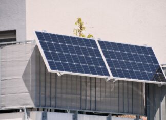 Gesetzliche Änderungen vereinfachen die Erzeugung von eigenem Solarstrom auf dem Balkon oder der Terrasse. Foto: VZ NRW