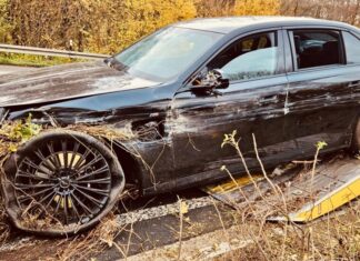 Der Unfallwagen auf der A3. Foto: FW Ratingen