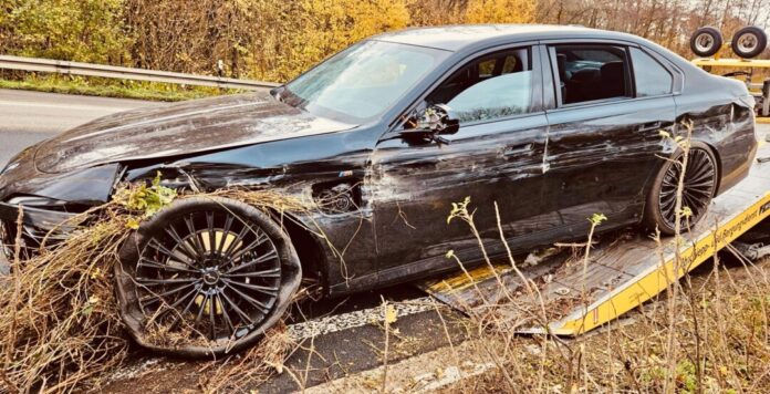 Der Unfallwagen auf der A3. Foto: FW Ratingen