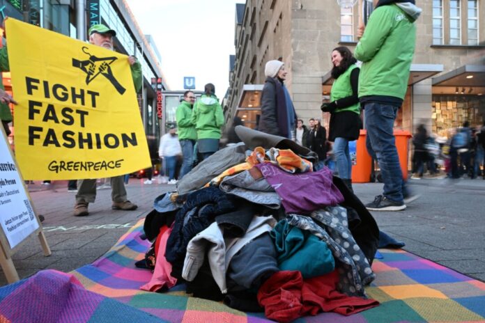 Am «Black Friday» protestierte die Umweltschutzorganisation Greenpeace in der Kölner Innenstadt gegen schnell produzierte und konsumierte Mode.