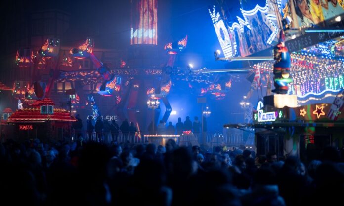 Bei einsetzender Dunkelheit besonders stimmungsvoll: Die Soester Allerheiligenkirmes geht los. 