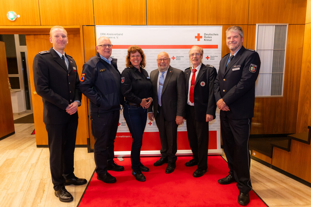 Die Blaulichtfamilie mit dem Vorsitzenden des Heiligenhauser DRK-Ortsvereins Peter Wiemer. Foto: Janine Renters