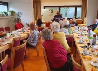 Die Pflege-Scouts stellen sich in den Seniorenbegegnungsstätten in Ratingen vor und führen erste Gespräche. Foto: Heike Kaufmann