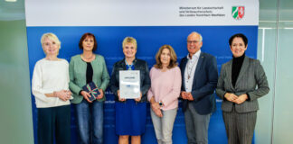 Zweiter Preis für Tierschutzverein Velbert-Heiligenhaus: Tierschutzbeauftragte Gerlinde von Dehn, Barbara Riedel, Elke Pappas, Doris Wentland, Martin Sträßer, Ministerin Silke Gorißen. Foto: Oliver Langel