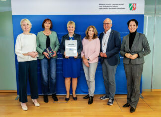 Zweiter Preis für Tierschutzverein Velbert-Heiligenhaus: Tierschutzbeauftragte Gerlinde von Dehn, Barbara Riedel, Elke Pappas, Doris Wentland, Martin Sträßer, Ministerin Silke Gorißen. Foto: Oliver Langel