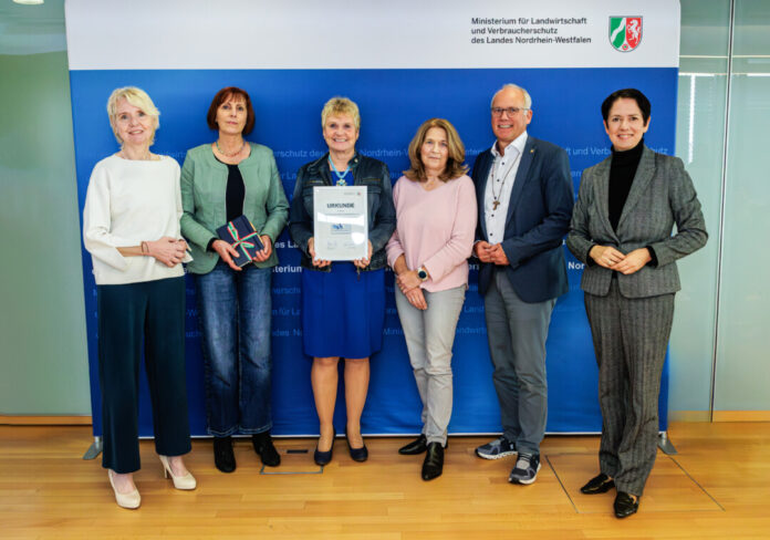 Zweiter Preis für Tierschutzverein Velbert-Heiligenhaus: Tierschutzbeauftragte Gerlinde von Dehn, Barbara Riedel, Elke Pappas, Doris Wentland, Martin Sträßer, Ministerin Silke Gorißen. Foto: Oliver Langel