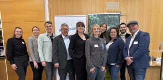 Mareike Joppien (Touristisches Marketing Kreis Mettmann), Raphaela Gäsert (Touristisches Marketing Kreis Mettmann), Louis Vosse (Neanderthal Museum), Christian Rast (ift Freizeit- und Tourismusberatung GmbH), Tina Schmidt (IHK Düsseldorf), Katharina Sonius (Touristisches Marketing Kreis Mettmann), Louisa Wolf Gorny (ift Freizeit- und Tourismusberatung GmbH), Isa Fiedler (DEHOGA Nordrhein), Tim Mrowka (Hotel am Stadtpark Hilden) und Robert Krause (DEHOGA NRW). Foto: Kreis ME