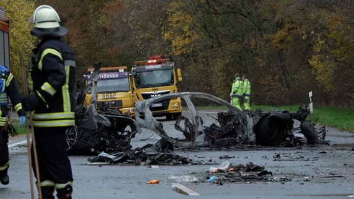 Bei dem verheerenden Unfall im Münsterland brannte ein Auto vollständig aus.