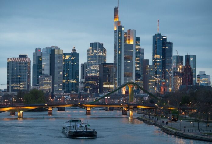 In den Cum-Ex-Skandal waren viele deutschen Banken verwickelt, nun kommt ein weiterer Akteur vor Gericht (Archivbild).