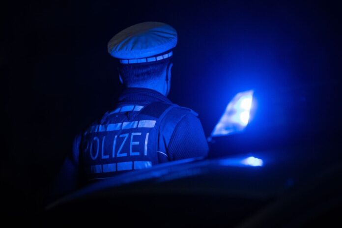 Als die Polizei vor der Tür steht, hat ein 39-Jähriger mehrere Waffen griffbereit - und eine Machete unter der Bettdecke. (Symbolbild)