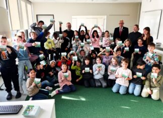 Schulleiter Achim Nöhles, Landrat Thomas Hendele und die Klassenlehrerinnen Lisa Schömann und Tanja Wenk (v.l.) mit den Drittklässlerinnen und Drittklässlern der Grundschule im Pfingsterfeld in Monheim. Foto: Kreis ME