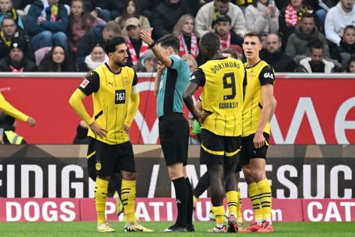  Emre Can (l) fehlt nach seiner Roten Karte gegen Mainz die nächsten beiden Spiele gesperrt.