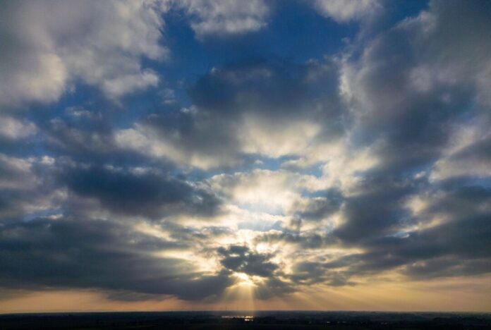 In NRW bleibt es zum Wochenstart sonnig.