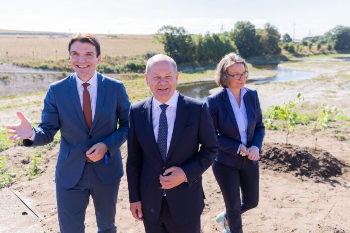 War schon 2022 im renaturierten Emschergebiet zu Gast - nun gratuliert Olaf Scholz der Emschergenossenschaft zum 125-jährigen Bestehen (Archivfoto)