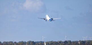 Am Flughafen Düsseldorf wurde der Standstreifen der A44 gesperrt (Archivfoto)