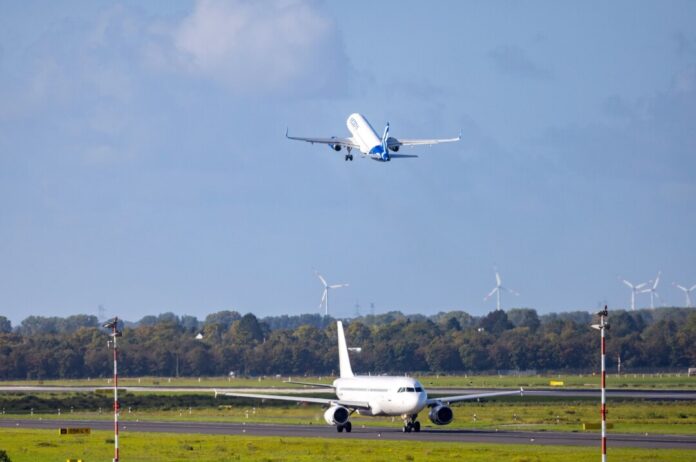 Am Flughafen Düsseldorf wurde der Standstreifen der A44 gesperrt (Archivfoto)