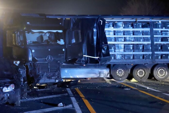 Zahlreiche Verletzte bei Lkw-Chaosfahrt. 