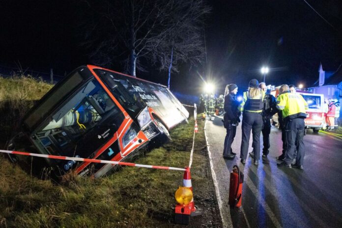 Bei einem Busunfall im Siegerland sind zahlreiche Menschen leicht verletzt worden.