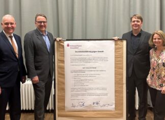 Svend Reuse und Christoph Wintgen (beide Vorstand der Kreissparkasse Düsseldorf) sowie Olaf Thömmes und Nicole Walther-Frütel (beide Personalrat der Kreissparkasse Düsseldorf) haben die Grundsatzerklärung gegen Gewalt unterschrieben. Foto: Sparkasse