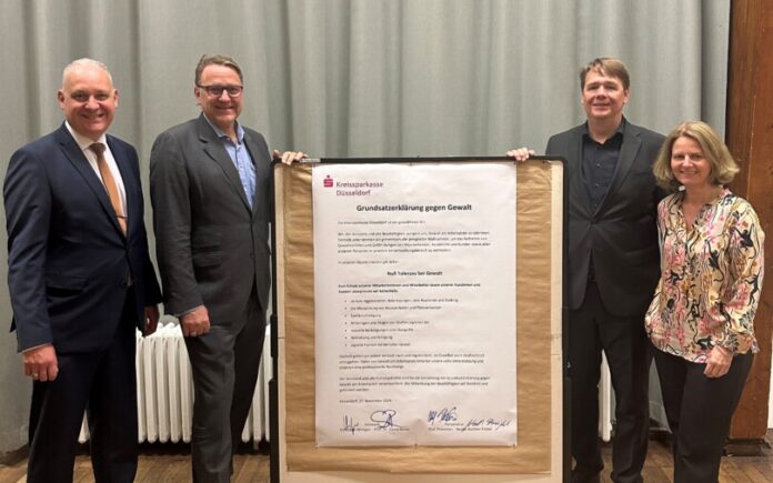 Svend Reuse und Christoph Wintgen (beide Vorstand der Kreissparkasse Düsseldorf) sowie Olaf Thömmes und Nicole Walther-Frütel (beide Personalrat der Kreissparkasse Düsseldorf) haben die Grundsatzerklärung gegen Gewalt unterschrieben. Foto: Sparkasse