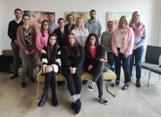 Bürgermeisterin Sandra Pietschmann und die Personalratsvorsitzende Manuela Werner mit den Nachwuchskräften und dem Ausbildungsteam. Foto: Kreisstadt Mettmann