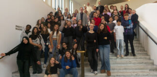 Schüler der Gustav-Heinemann-Gesamtschule Essen erlebten im Aalto-Theater den Auftakt zum Schulprojekt „Akzeptanz“ gemeinsam mit ihrer Schulleitung, der TUP-Leitung, der Projektleitung sowie Vertretern der Stiftung Zollverein und der RAG-Stiftung. Foto: TUP Essen