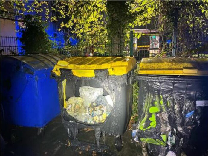 Die ausgebrannten Container in Erkrath. Foto: Polizei