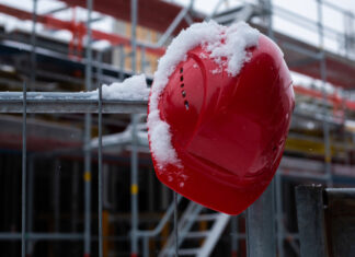 Auch wenn es im Winter für den Bau zu frostig wird: Die Jobs und der Lohn laufen weiter. Foto: IG BAU/ Tobias Seifert