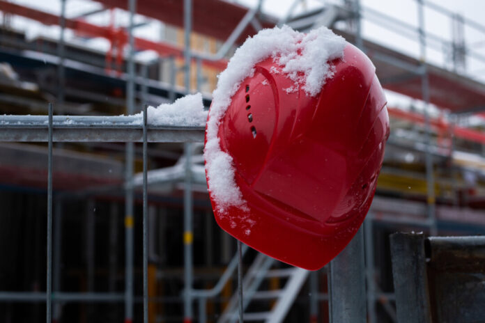 Auch wenn es im Winter für den Bau zu frostig wird: Die Jobs und der Lohn laufen weiter. Foto: IG BAU/ Tobias Seifert