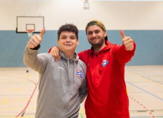 Florian Ludolf, Trainer der C1- und E-Jugend, und Alexander Schmitz, Koordinator Fachbereich Sport bei Interaktiv, freuen sich über das gelungene Projekt. Foto: privat