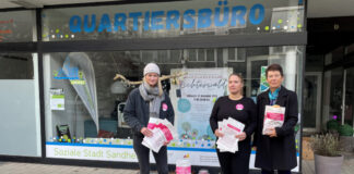 Anlässlich des internationalen Aktionstages am 25.11. setzt auch Erkrath wieder ein Zeichen gegen Gewalt an Mädchen und Frauen: So werden auch in diesem Jahr Brötchentüten mit Notfallnummern an verschiedenen Stellen im Stadtgebiet ausgegeben. Die städtische Gleichstellungsbeauftragte Annegret Pollmann (1.v.r.) präsentiert gemeinsam mit Marion Leukefeld (2.v.r.) und Julia Zinn (3.v.r.) die Tüten, die erstmals auch beim Lichterwald in der Sandheide verteilt werden sollen. Foto: Stadt Erkrath