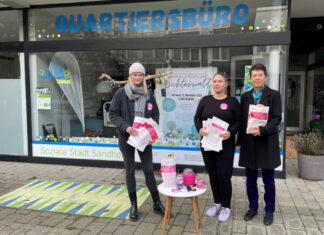Anlässlich des internationalen Aktionstages am 25.11. setzt auch Erkrath wieder ein Zeichen gegen Gewalt an Mädchen und Frauen: So werden auch in diesem Jahr Brötchentüten mit Notfallnummern an verschiedenen Stellen im Stadtgebiet ausgegeben. Die städtische Gleichstellungsbeauftragte Annegret Pollmann (1.v.r.) präsentiert gemeinsam mit Marion Leukefeld (2.v.r.) und Julia Zinn (3.v.r.) die Tüten, die erstmals auch beim Lichterwald in der Sandheide verteilt werden sollen. Foto: Stadt Erkrath