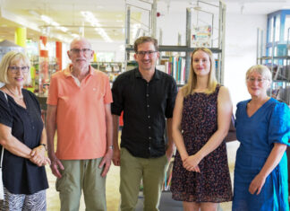 Beatrice Börgens, 67 Jahre, Unternehmerin a.D., Beirätin, Heinrich Plonka, 84 Jahre, Oberstudiendirektor a.D., Kassenwart, Raphael Reimann, 37 Jahre, Projektleiter für innovative Mobilität, RHEINBAHN Düsseldorf, Vorsitzender, Isabell Galda, 28 Jahre, Projektassistentin beim Bundesverband Caritas für Kinder- und Jugendhilfe e. V., stellvertretende Vorsitzende, Kirsten Max, 58 Jahre, Gleichstellungsbeauftragte der Stadt Hilden, Beirätin. Foto: Förderverein Stadtbibliothek Hilden (FVSH)