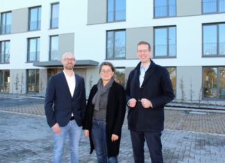 Bürgermeister Christoph Schultz (r.), Beigeordnete Carola Beck (M.) sowie Jan Barthel vom städtischen Immobilienmanagement Neubauprojekte freuen sich über die neuen Wohneinheiten am Maiblümchen in Unterfeldhaus. Foto: Stadt Erkrath