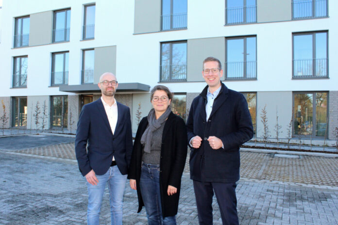 Bürgermeister Christoph Schultz (r.), Beigeordnete Carola Beck (M.) sowie Jan Barthel vom städtischen Immobilienmanagement Neubauprojekte freuen sich über die neuen Wohneinheiten am Maiblümchen in Unterfeldhaus. Foto: Stadt Erkrath