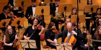 Essener Jugend-Symphonie-Orchester beim 70-jährigen Jubiläum in der Philharmonie Essen, hier mit Birgit Seibt (Violine) und István-Alexander Gaal (Violoncello) als Solisten. Foto: Sebastian Haberle