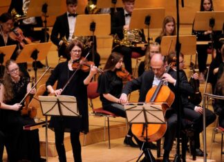Essener Jugend-Symphonie-Orchester beim 70-jährigen Jubiläum in der Philharmonie Essen, hier mit Birgit Seibt (Violine) und István-Alexander Gaal (Violoncello) als Solisten. Foto: Sebastian Haberle