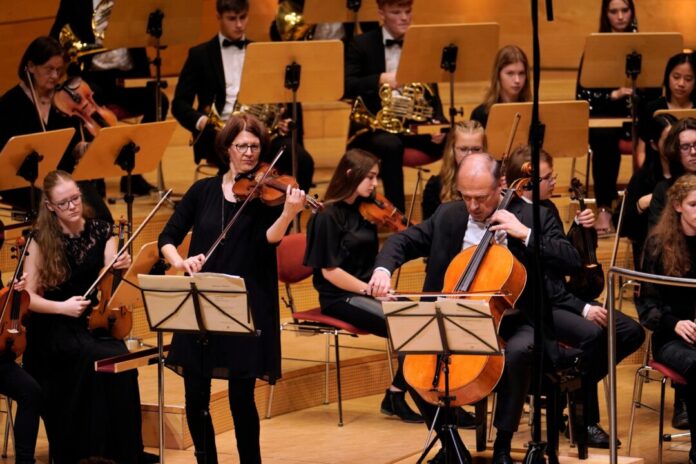 Essener Jugend-Symphonie-Orchester_Haberle_Sebastian Essener Jugend-Symphonie-Orchester beim 70-jährigen Jubiläum in der Philharmonie Essen, hier mit Birgit Seibt (Violine) und István-Alexander Gaal (Violoncello) als Solisten. Foto: Sebastian Haberle