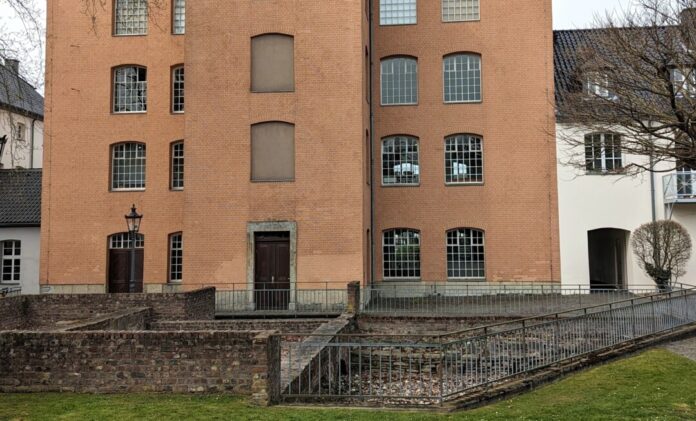 Es geht durch die Textilfabrik in Cromford. Foto: LVR-Industriemuseum/Miriam Breuer