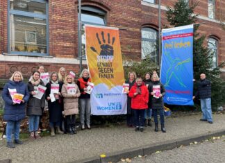 Mit Bürgermeisterin Sandra Pietschmann an der Spitze fordern die Kolleginnen und Kollegen der Stadtverwaltung sowie des SKFM bei einer gemeinsamen Aktion vor dem Rathaus: "Stopp Gewalt gegen Frauen". Foto: Kreisstadt Mettmann