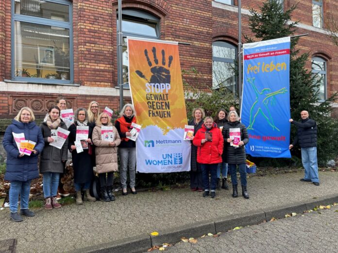 Mit Bürgermeisterin Sandra Pietschmann an der Spitze fordern die Kolleginnen und Kollegen der Stadtverwaltung sowie des SKFM bei einer gemeinsamen Aktion vor dem Rathaus: "Stopp Gewalt gegen Frauen". Foto: Kreisstadt Mettmann