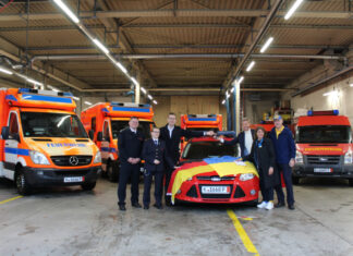 Bürgermeister Christoph Schultz (3.v.l.) und stellvertretende Fachbereichsleiterin Dr. Kim Sara Doht (2.v.l.) von der Feuerwehr Erkrath übergaben jeweils drei ausgemusterte Feuerwehrfahrzeuge und Rettungswagen an Düsseldorfs Bürgermeister Josef Hinkel (4.v.l.) sowie Vorstandsvorsitzende Linda Mai (5.v.l.) vom Deutsch-Ukrainischen Verein Blau-Gelbes Kreuz. Foto: Stadt Erkrath
