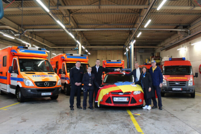 Bürgermeister Christoph Schultz (3.v.l.) und stellvertretende Fachbereichsleiterin Dr. Kim Sara Doht (2.v.l.) von der Feuerwehr Erkrath übergaben jeweils drei ausgemusterte Feuerwehrfahrzeuge und Rettungswagen an Düsseldorfs Bürgermeister Josef Hinkel (4.v.l.) sowie Vorstandsvorsitzende Linda Mai (5.v.l.) vom Deutsch-Ukrainischen Verein Blau-Gelbes Kreuz. Foto: Stadt Erkrath