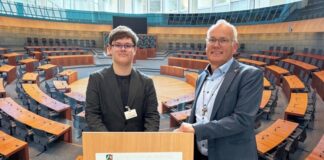 Martin Sträßer gemeinsam mit dem Velberter Schüler Lennard Burmester im Landtag NRW. Foto: Martin Sträßer