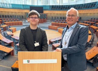 Martin Sträßer gemeinsam mit dem Velberter Schüler Lennard Burmester im Landtag NRW. Foto: Martin Sträßer