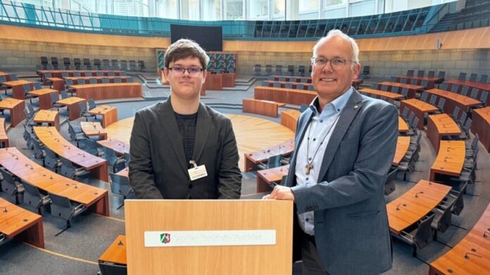 Martin Sträßer gemeinsam mit dem Velberter Schüler Lennard Burmester im Landtag NRW. Foto: Martin Sträßer Martin Sträßer gemeinsam mit dem Velberter Schüler Lennard Burmester im Landtag NRW. Foto: Martin Sträßer